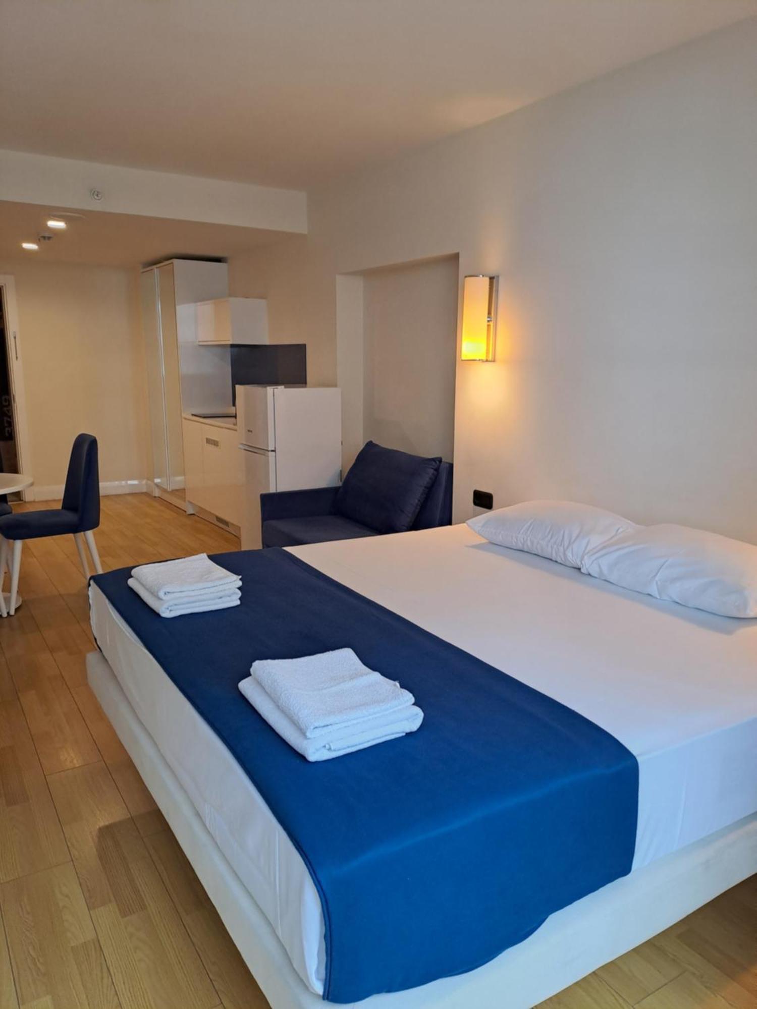 Lux Apart Hotel 555 巴统 客房 照片